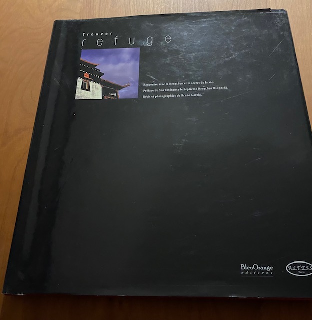 Gesigneerd: Trouver Refuge | tekst en foto's Bruno Garcia | 2004 | Bleu Orange et Altess co-éditeurs | ISBN 9782842430917