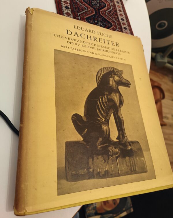 Eduard Fuchs | Dachteiter und verwandte Chinesische Keramik des XV. Bis XVIII. Jahrhunderts mit 6 Farbigen und 52 schwarzen tafeln | Eduard Fuchs | Druck von Hesse und Becker Leipzig | Einband von E. A. Enders in Leipzig.