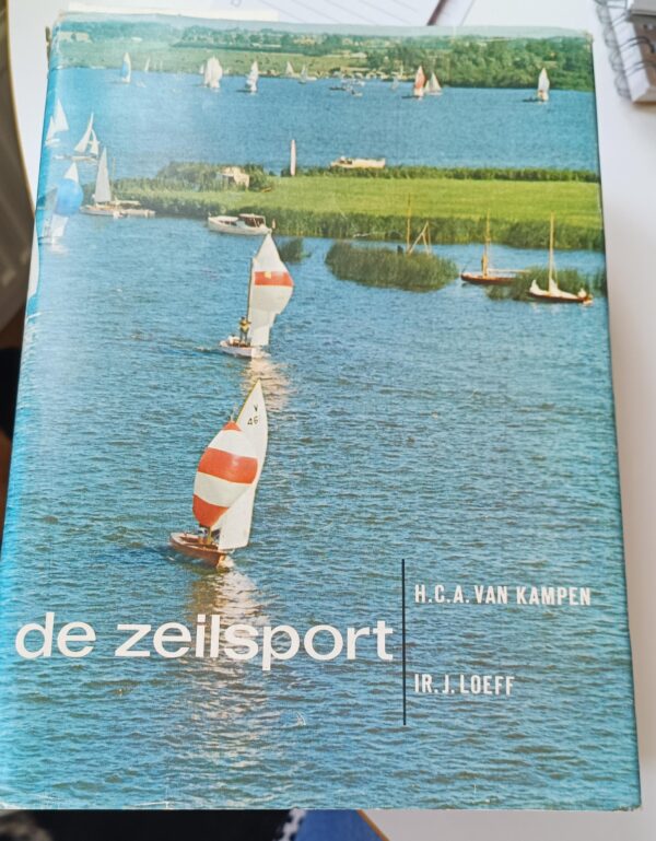 De Zeilsport | auteur H.C.A. van Kampen en herschreven door Ir. J. Loef | 1968 | druk 7e | uitg. P.N. van Kampen & Zoon N.V. Amsterdam.