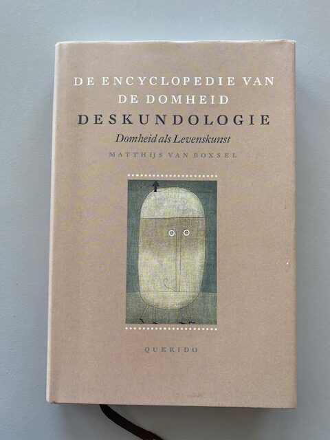 Gesigneerd: De encyclopedie van de Domheid, Deskundologie | Matthijs van Boxsel, omslagillustratie Paul Klee | 2006 | E.M. Querido's Uitgeverij B.V. | ISBN 9789021453125
