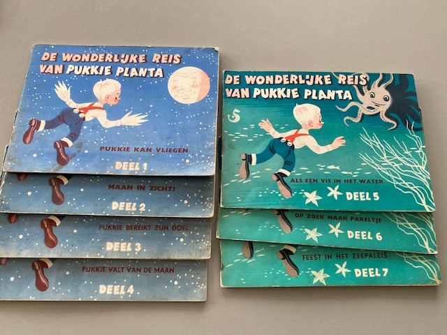 De wonderlijke reis van Pukkie Planta; Deel 1 t/m 7 | Johan Veeninga | 1953 | Wonderplaatjes door Joop Geesink's Filmstudio "Dollywood" | Uitgever Planta, Rotterdam | Plaatjes en 3-D brilletje aanw.