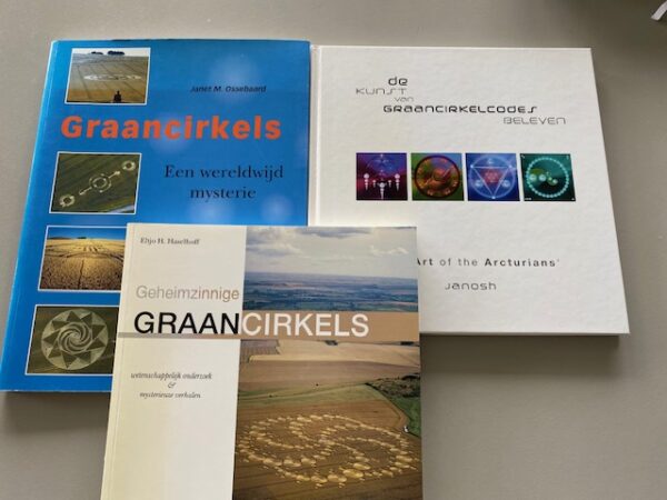 Kavel: 3 boeken | 1. Graancirkels, een wereldwijd mysterie; 2. Geheimzinnige graancirkels, wetenschappelijk onderzoek & mysterieuze verhalen; 3. De kunst van graancirkelcodes beleven